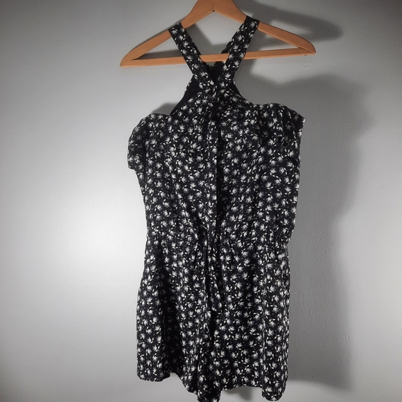 LOFT Pants - LOFT black,  gray & white floral romper Sz SP